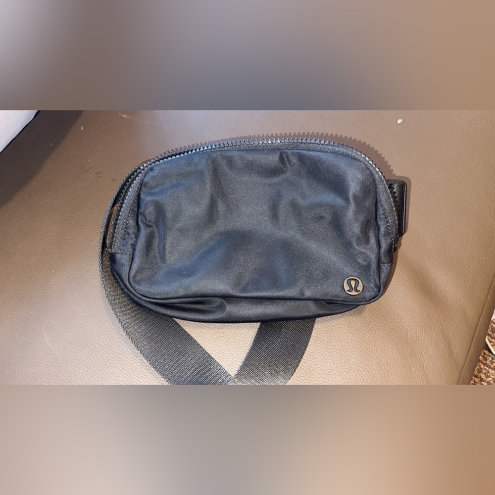 Lululemon black belt bag